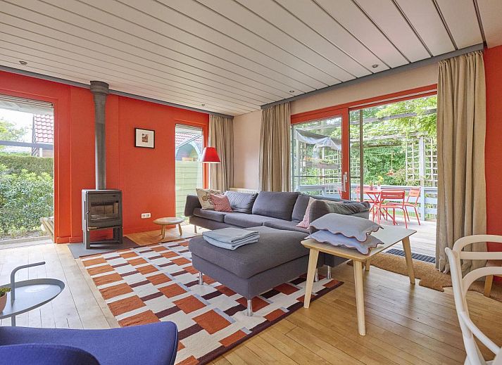 Innenraum von Huisje Joep, helles, modern eingerichtetes Wohnzimmer in Goeree-Overflakkee.