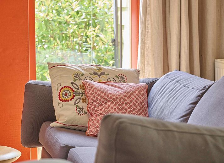 Gemuetliche Sitzecke mit Holzofen in Huisje Joep, gemuetliche Atmosphaere in Goedereede, Suedholland.