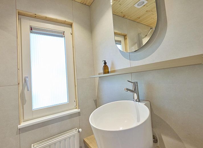 Moderne Kueche in Huisje Joep, geraeumige Anlage mit Blick auf die gruene Umgebung in Goedereede.