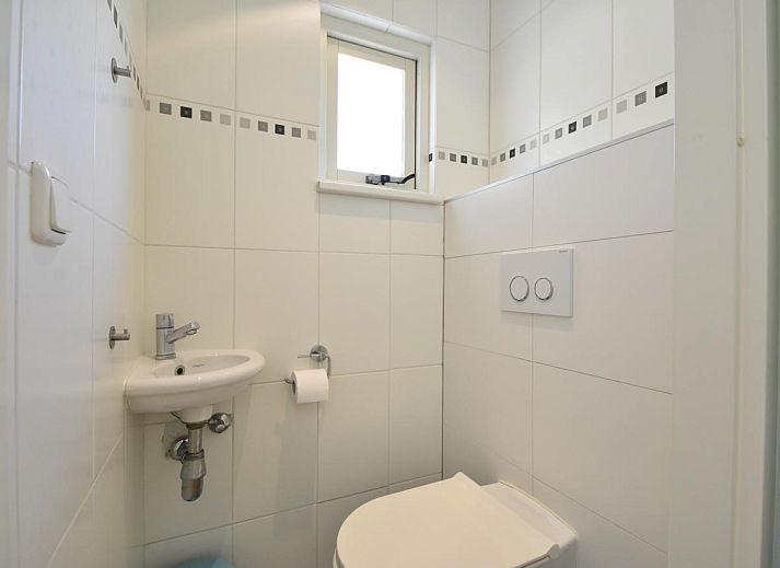 Moderne Kueche in Huisje Joep, geraeumige Anlage mit Blick auf die gruene Umgebung in Goedereede.