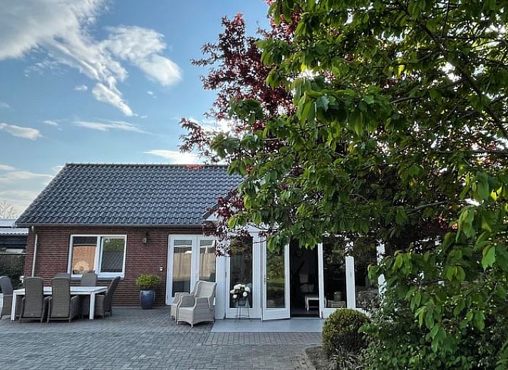 Cottage in Dirksland cottage in Goeree-Overflakkee with beautiful garden view.