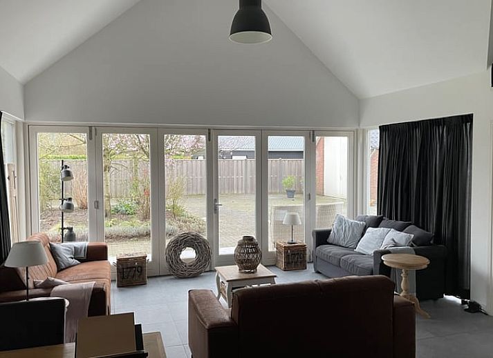 Flowering garden at Cottage in Dirksland vacation home in South Holland with colorful flowers.