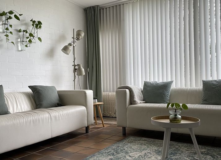 Grevelingenhuisje met sauna in Herkingen, Goeree-Overflakkee, vakantiehuis met tuin en moderne architectuur.