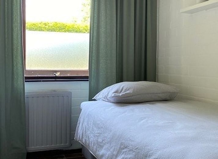 Gezellige woonkamer van Grevelingenhuisje met sauna in Herkingen, Goeree-Overflakkee, vakantiehuis met comfortabele zithoek.