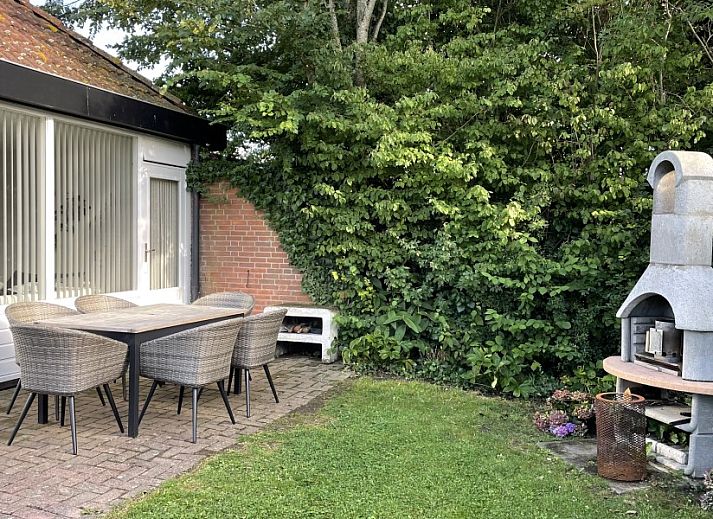 Gezellige woonkamer van Grevelingenhuisje met sauna in Herkingen, Goeree-Overflakkee, vakantiehuis met comfortabele zithoek.