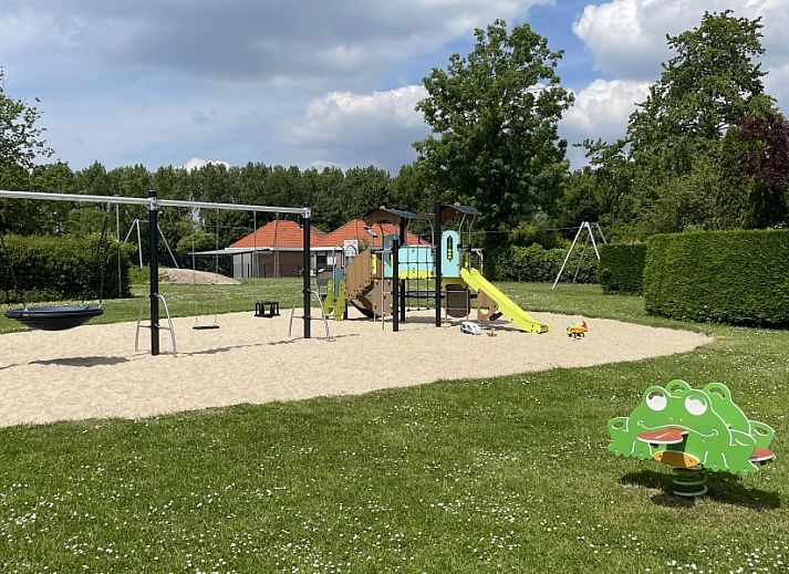 Eetruimte in Grevelingenhuisje met sauna, Herkingen, Goeree-Overflakkee, vakantiehuis met stijlvolle eettafel en hanglamp.