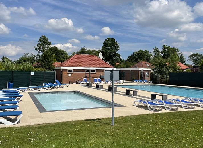 Eetruimte in Grevelingenhuisje met sauna, Herkingen, Goeree-Overflakkee, vakantiehuis met stijlvolle eettafel en hanglamp.