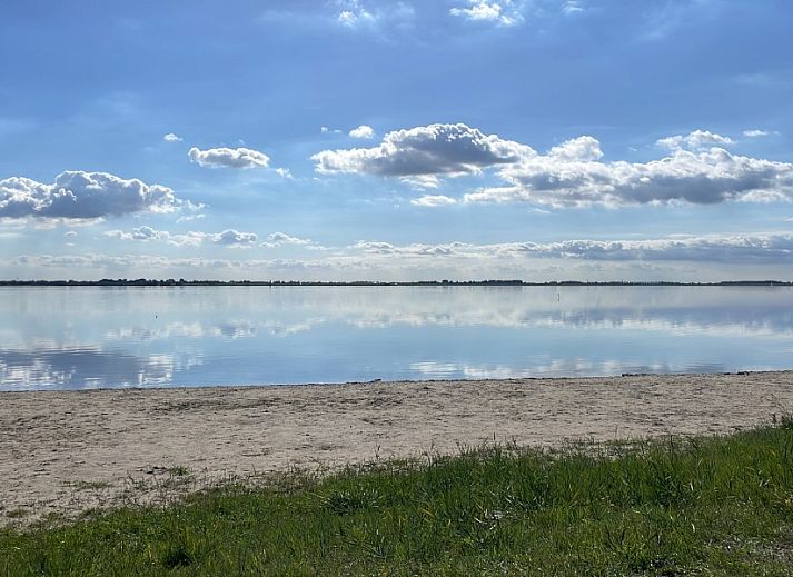 Eetruimte in Grevelingenhuisje met sauna, Herkingen, Goeree-Overflakkee, vakantiehuis met stijlvolle eettafel en hanglamp.