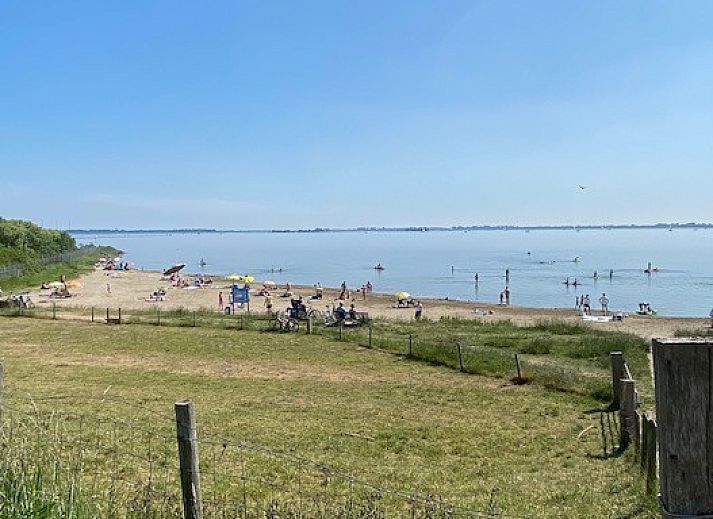Eetruimte in Grevelingenhuisje met sauna, Herkingen, Goeree-Overflakkee, vakantiehuis met stijlvolle eettafel en hanglamp.