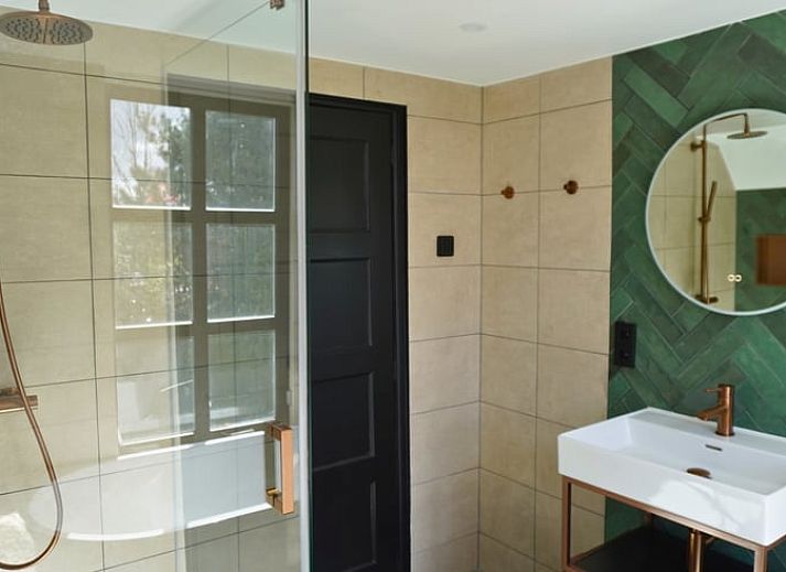 Luxe badkamer in Vakantiehuisje in Melissant, Goeree-Overflakkee, met modern bad en groene tegels