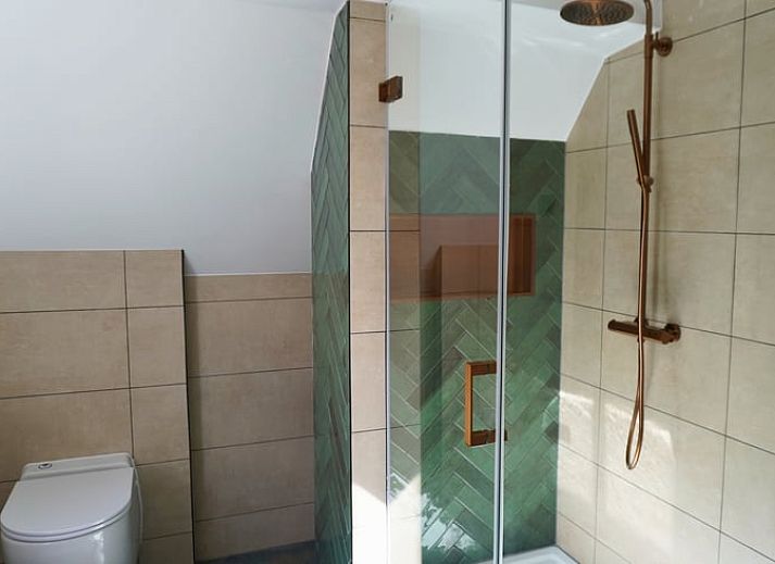 Luxe badkamer in Vakantiehuisje in Melissant, Goeree-Overflakkee, met modern bad en groene tegels