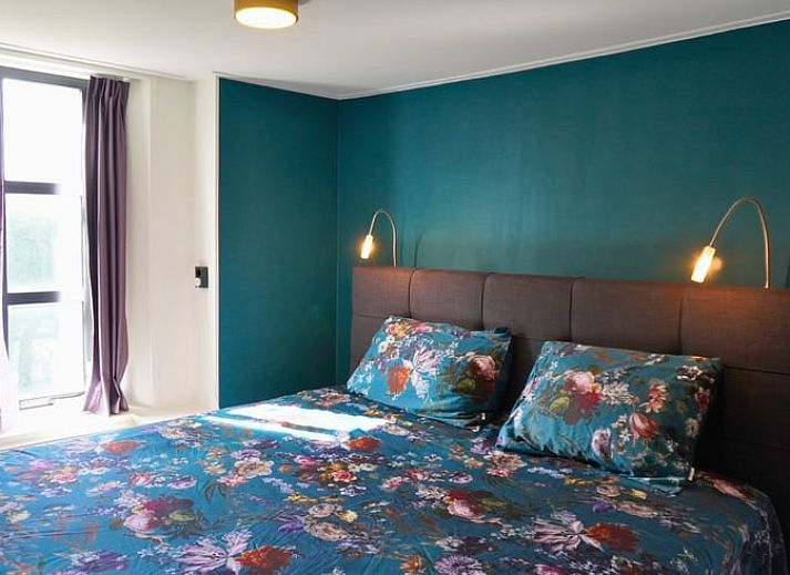 Luxe badkamer in Vakantiehuisje in Melissant, Goeree-Overflakkee, met modern bad en groene tegels