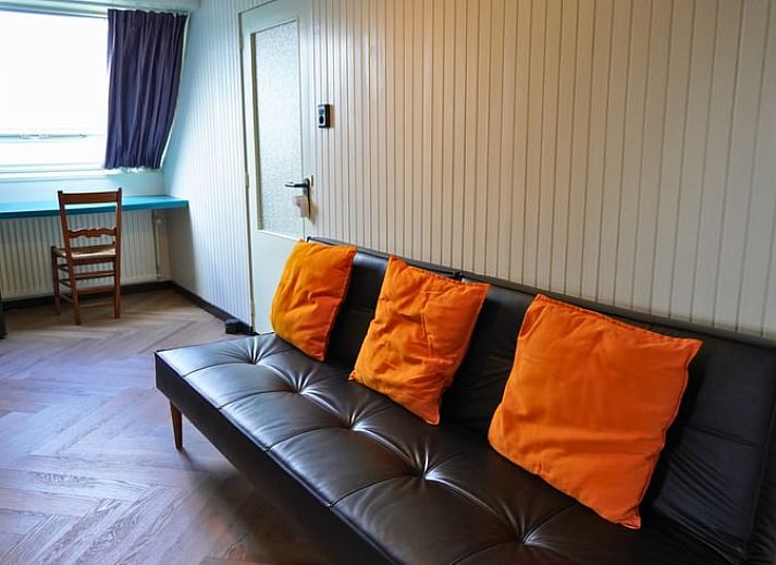 Luxe badkamer in Vakantiehuisje in Melissant, Goeree-Overflakkee, met modern bad en groene tegels