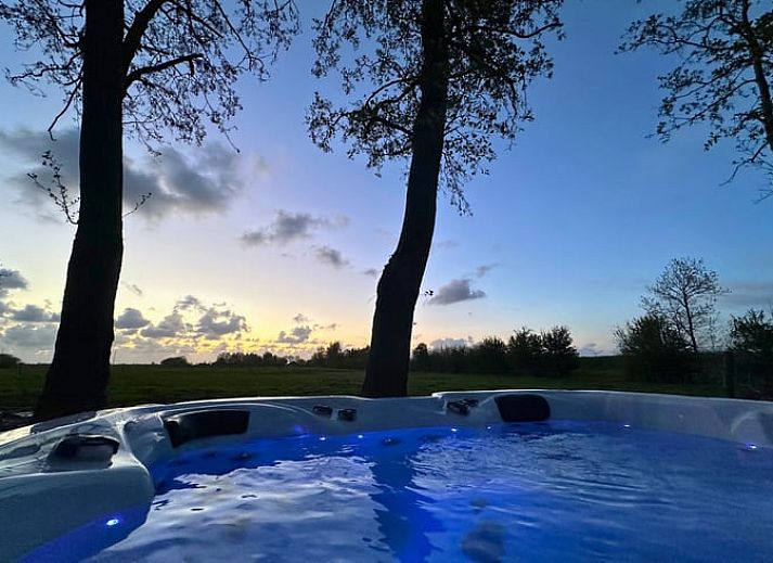 Luxe badkamer in Vakantiehuisje in Melissant, Goeree-Overflakkee, met modern bad en groene tegels