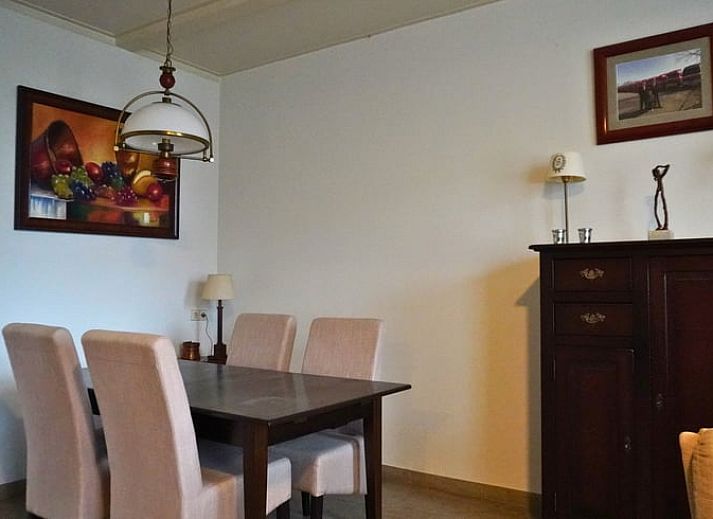 Sfeervolle slaapkamer in Vakantiehuisje in Melissant, Goeree-Overflakkee, met houten balken en comfortabele bedden