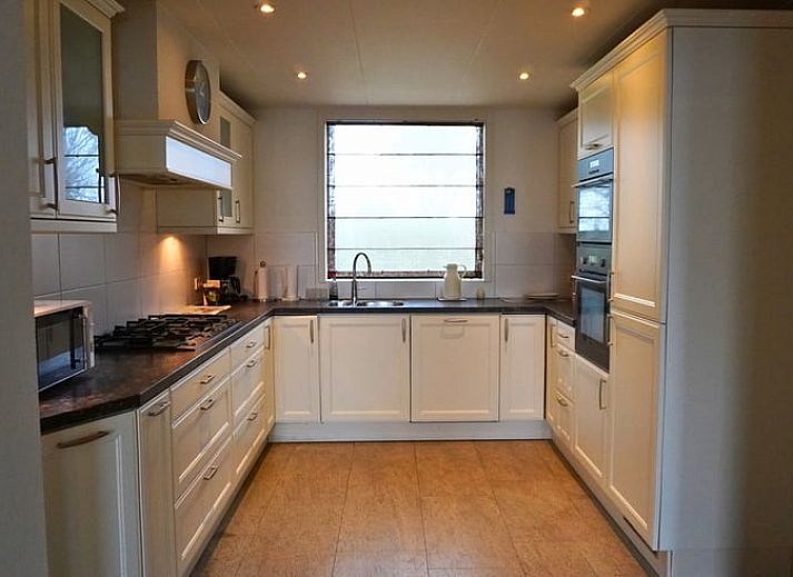 Sfeervolle slaapkamer in Vakantiehuisje in Melissant, Goeree-Overflakkee, met houten balken en comfortabele bedden