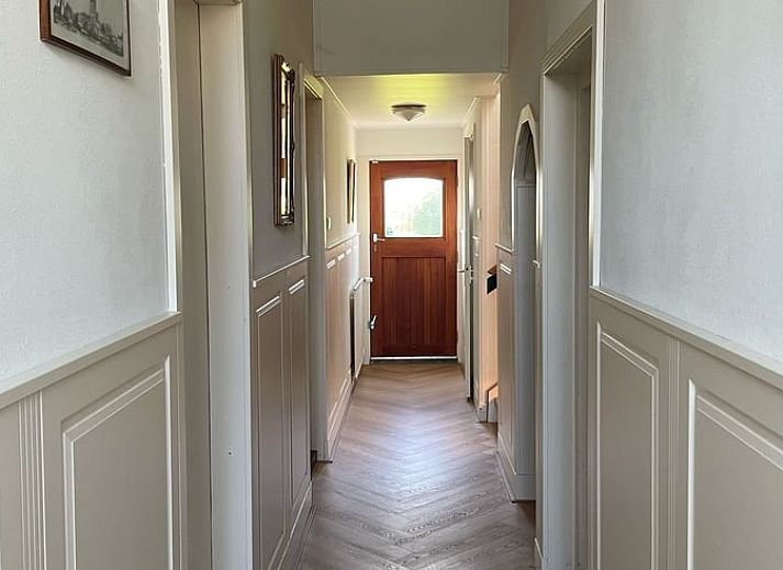 Sfeervolle slaapkamer in Vakantiehuisje in Melissant, Goeree-Overflakkee, met houten balken en comfortabele bedden