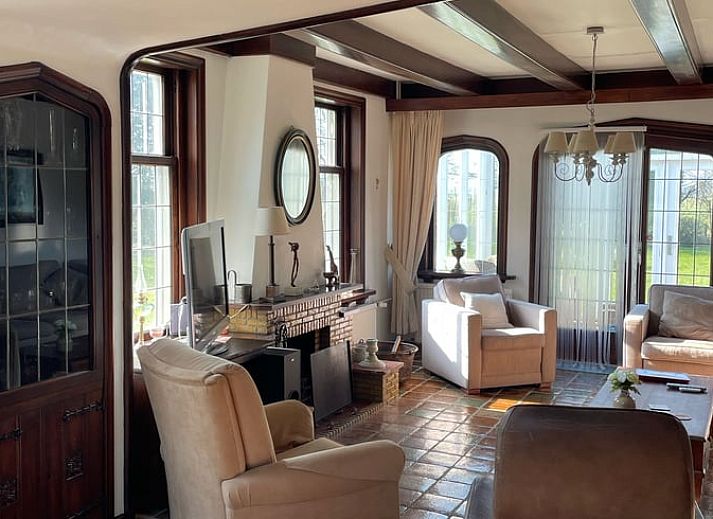 Sfeervolle slaapkamer in Vakantiehuisje in Melissant, Goeree-Overflakkee, met houten balken en comfortabele bedden