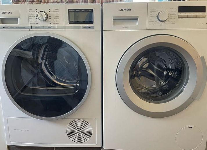 Gezellige slaapkamer in Vakantiehuisje in Melissant, Goeree-Overflakkee, met uitzicht op de groene tuin