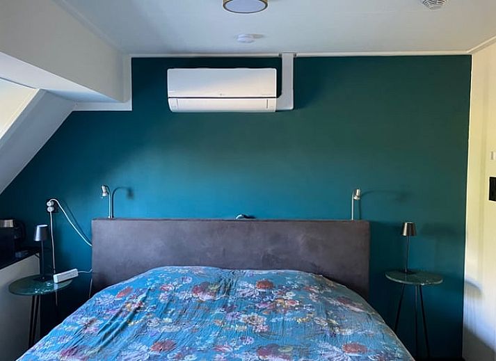 Gezellige slaapkamer in Vakantiehuisje in Melissant, Goeree-Overflakkee, met uitzicht op de groene tuin