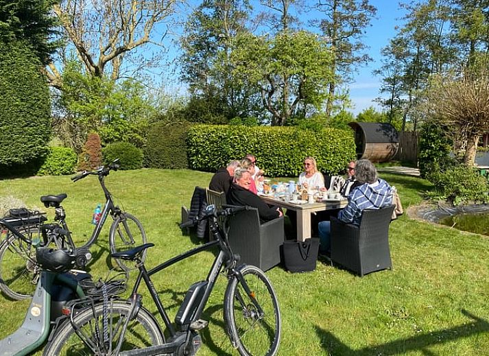 Gezellige slaapkamer in Vakantiehuisje in Melissant, Goeree-Overflakkee, met uitzicht op de groene tuin