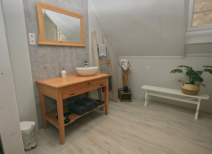 Cottage in Melissant, Ferienhaus in Goeree-Overflakkee mit charmanter Backsteinfassade und gruener Umgebung.