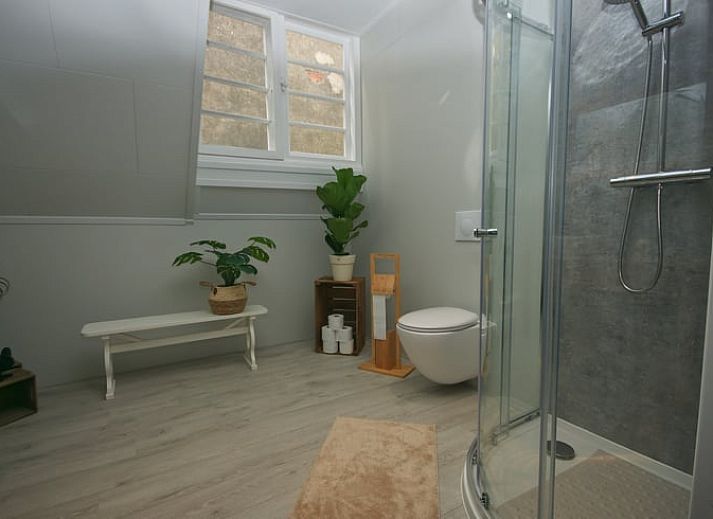 Cottage in Melissant, Ferienhaus in Goeree-Overflakkee mit charmanter Backsteinfassade und gruener Umgebung.