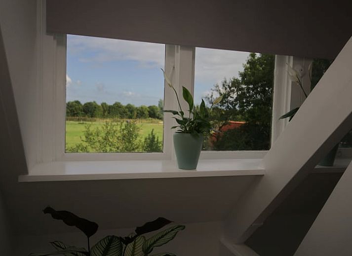 Gemuetliches Schlafzimmer im Cottage in Melissant, Goeree-Overflakkee, mit bequemem Bett und natuerlichem Licht.