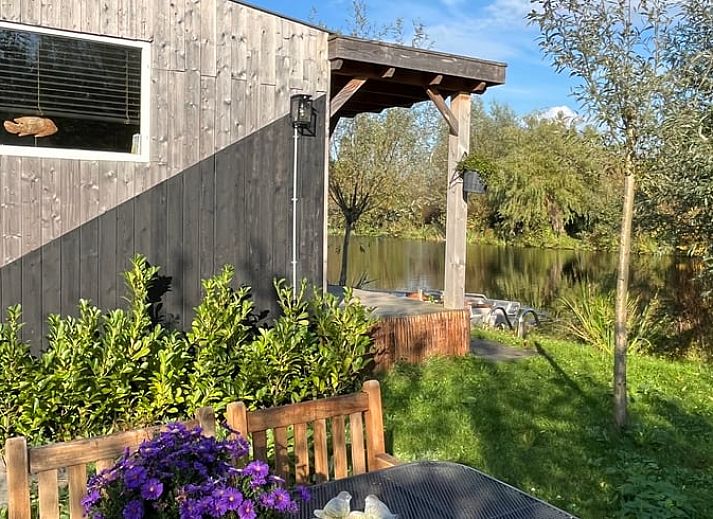 Veranda van Vakantiehuis in Reeuwijk met uitzicht op de serene natuur van het Groene Hart in Zuid-Holland.