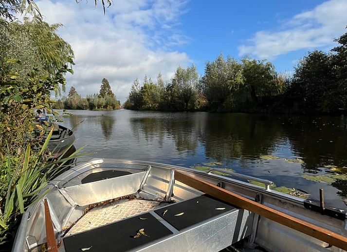 Veranda van Vakantiehuis in Reeuwijk met uitzicht op de serene natuur van het Groene Hart in Zuid-Holland.