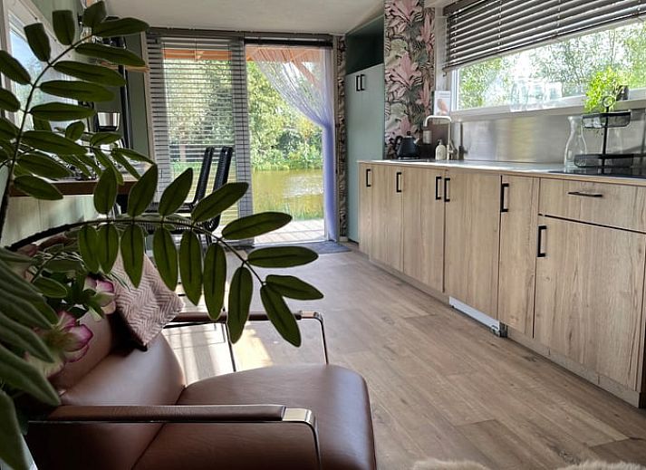 Terras bij Vakantiehuis in Reeuwijk, omgeven door groene omgeving in het Groene Hart, Zuid-Holland.