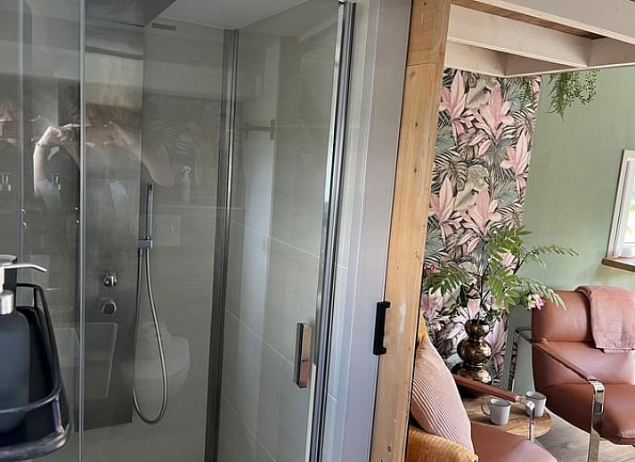 Terras bij Vakantiehuis in Reeuwijk, omgeven door groene omgeving in het Groene Hart, Zuid-Holland.