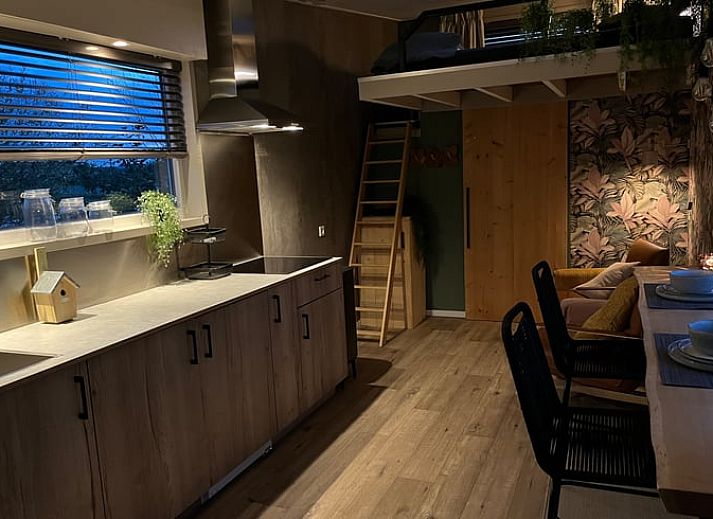 Rustgevende waterweg naast Vakantiehuis in Reeuwijk, ideaal voor ontspanning in het Groene Hart, Zuid-Holland.