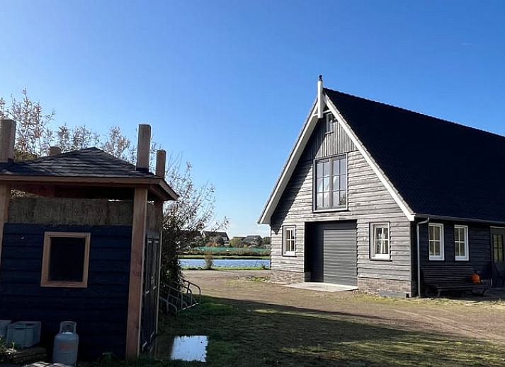 Tuinset in de tuin van Vakantiehuis in Reeuwijk, perfect voor buiten dineren in het Groene Hart, Zuid-Holland.