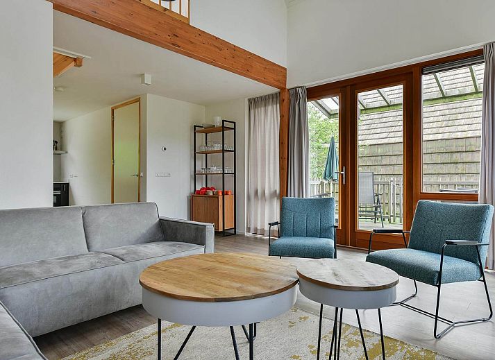 Entrance to the Detached house in Reeuwijk, attractive vacation home in South Holland with veranda and water views.