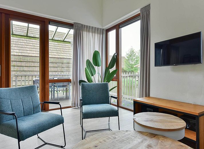 Entrance to the Detached house in Reeuwijk, attractive vacation home in South Holland with veranda and water views.