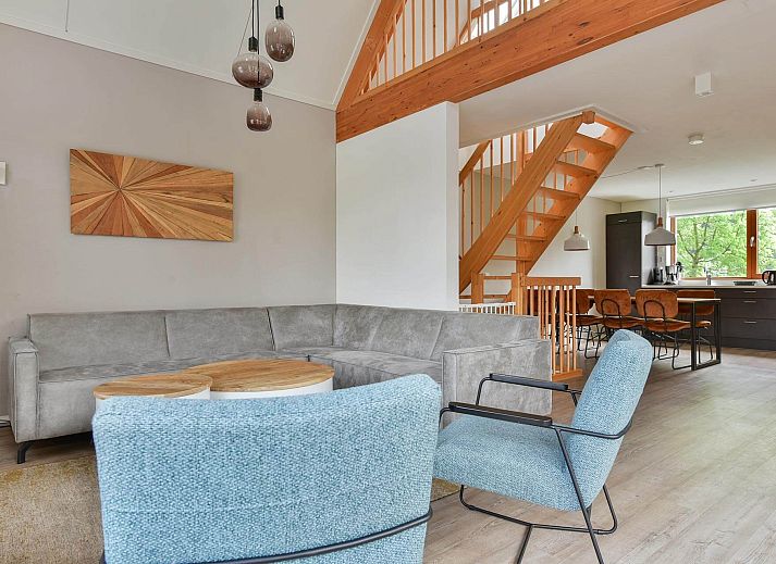 Entrance to the Detached house in Reeuwijk, attractive vacation home in South Holland with veranda and water views.