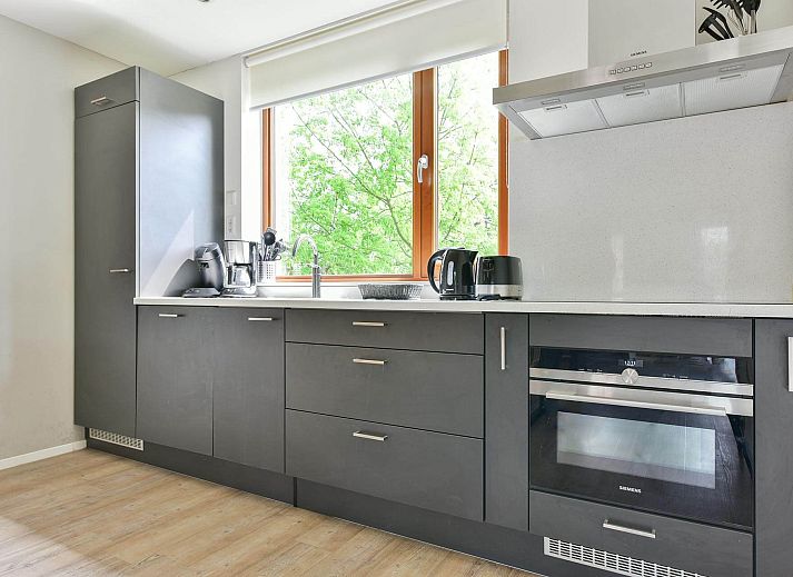 Magnificent views of the waterfront from the Detached house in Reeuwijk, vacation home in the Green Heart of South Holland.