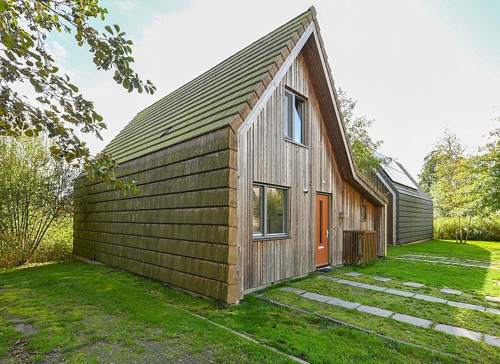 Detached house in Reeuwijk, vacation home in the Green Heart of South Holland with wooden facade and solar panels.