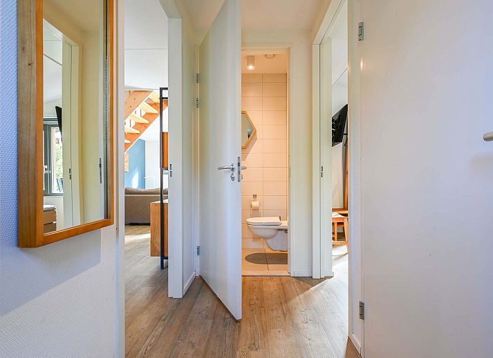 Veranda of the Detached house in Reeuwijk, vacation home with wooden terrace in the Green Heart, South Holland.