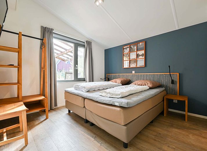 Veranda of the Detached house in Reeuwijk, vacation home with wooden terrace in the Green Heart, South Holland.
