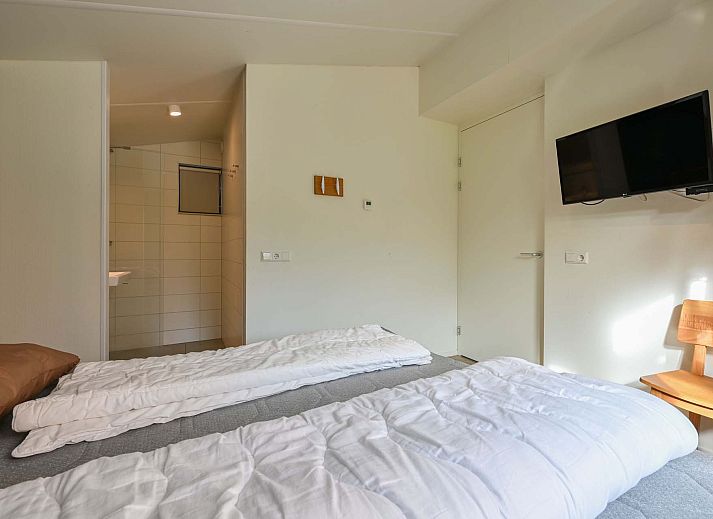 Veranda of the Detached house in Reeuwijk, vacation home with wooden terrace in the Green Heart, South Holland.