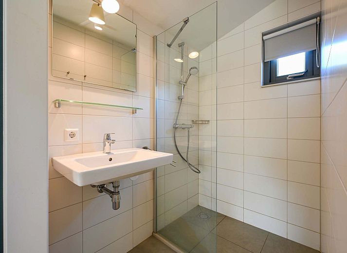 Veranda of the Detached house in Reeuwijk, vacation home with wooden terrace in the Green Heart, South Holland.