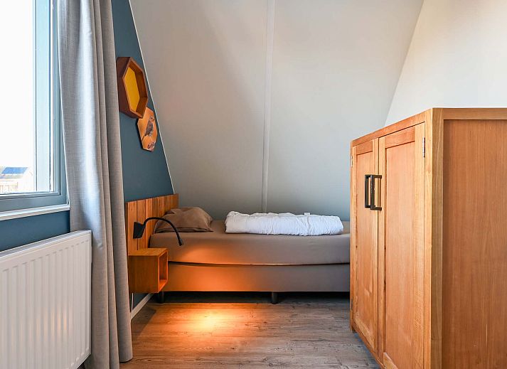 Lichte woonkamer in de vrijstaande woning in Reeuwijk met uitzicht op het water, vakantiehuis in Zuid-Holland.