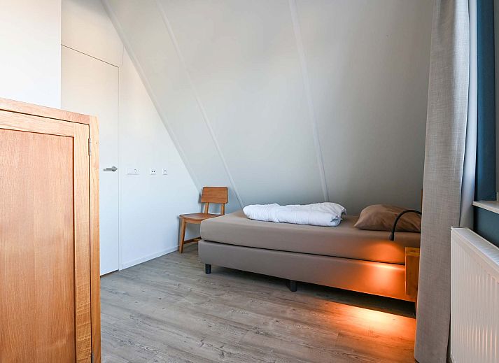 Lichte woonkamer in de vrijstaande woning in Reeuwijk met uitzicht op het water, vakantiehuis in Zuid-Holland.