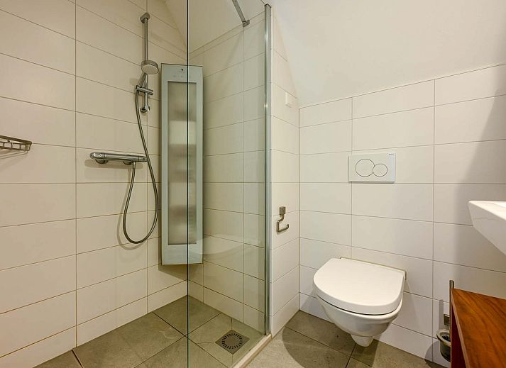 Lichte woonkamer in de vrijstaande woning in Reeuwijk met uitzicht op het water, vakantiehuis in Zuid-Holland.