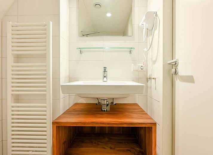 Lichte woonkamer in de vrijstaande woning in Reeuwijk met uitzicht op het water, vakantiehuis in Zuid-Holland.