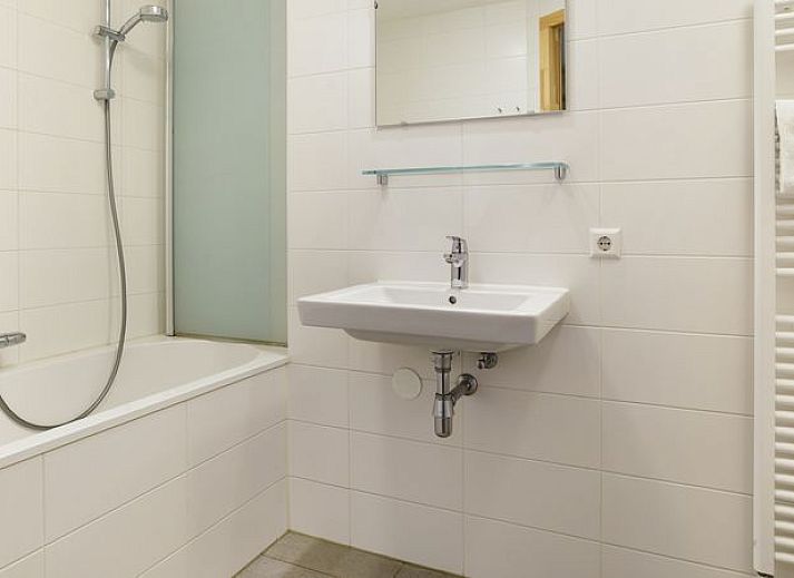 Guest house 670829 - Bungalow Groene hart - De Reeuwijkse Plassen | 6-persoons waterwoning - Broekvelden