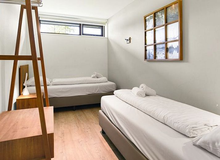 Guest house 670829 - Bungalow Groene hart - De Reeuwijkse Plassen | 6-persoons waterwoning - Broekvelden