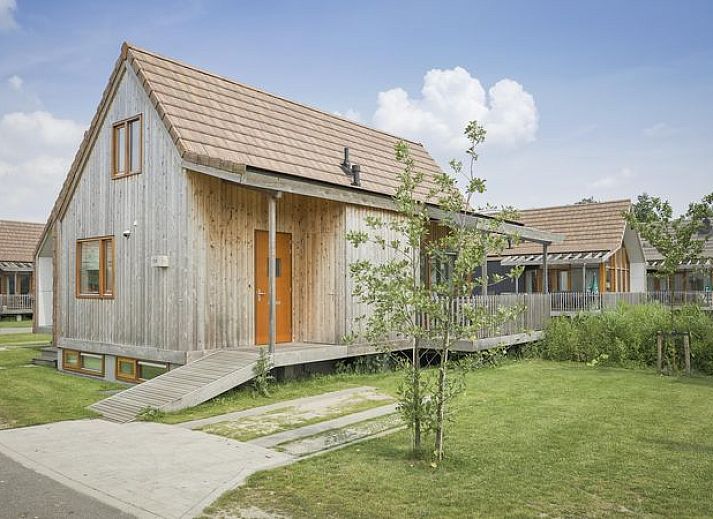Buitenkant van De Reeuwijkse Plassen, 6-persoons waterwoning in Reeuwijk, ideaal voor natuurliefhebbers.